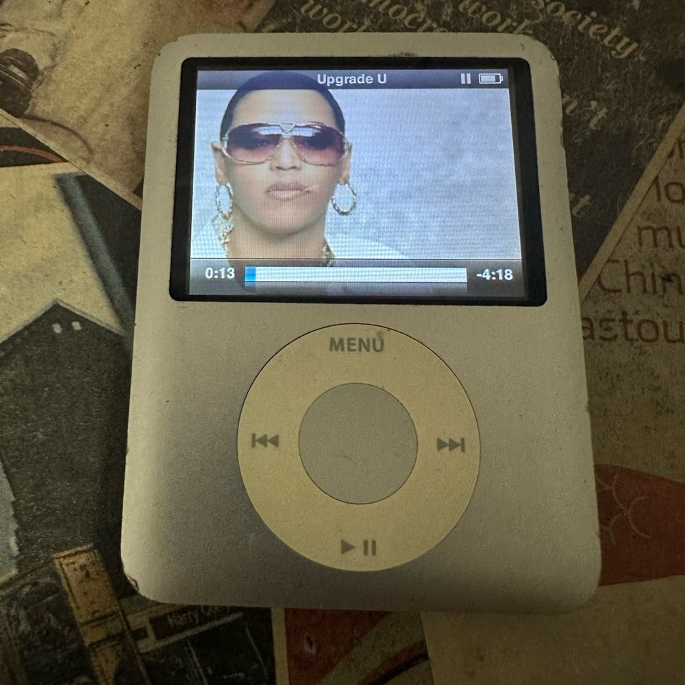 Apple iPod 3rd Generation Nano 4gb Silver With New Accessories